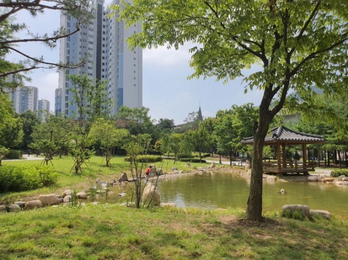 용인시는 14일 올해 하반기에 국도비 51억원을 투입해 경관을 개선하거나 산책로를 정비하는 등 도시공원 11곳을 개선한다고 밝혔다. / 사진제공=용인시