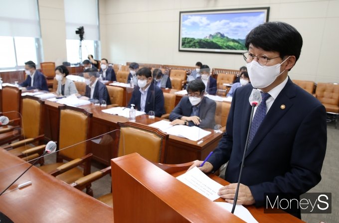 [머니S포토] 국회 환노위 출석한 안경덕 고용노동부 장관