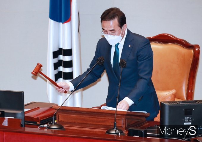 [머니S포토] 2차 추경안 국회 예결위 질의 주재하는 '박홍근'