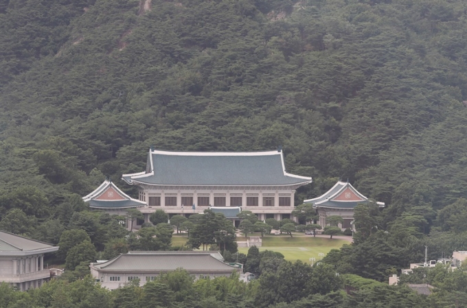 14일 청와대 한 행정관이 코로나19 확진 판정을 받았다. 해당 행정관은 과거 백신을 맞았던 것으로 알려졌다. 문재인 대통령과 접촉한 적은 없다. /사진=뉴스1