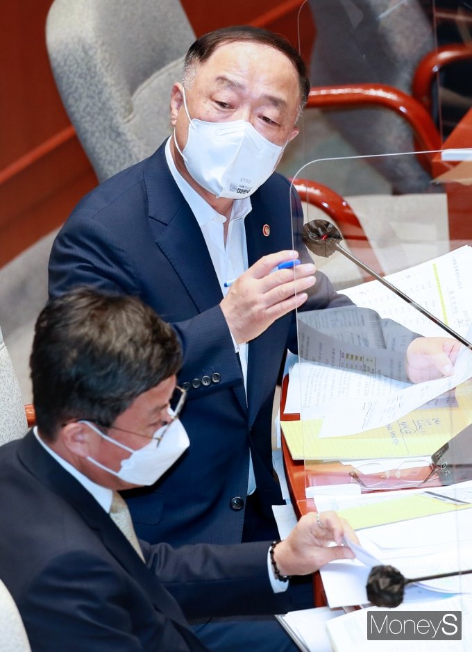 [머니S포토] 홍남기 