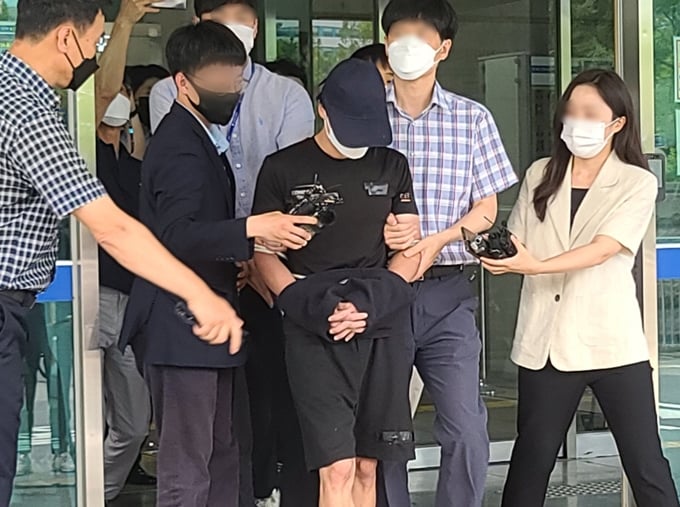 생후 20개월 딸을 살해한 뒤 아이스박스에 유기한 친부 A씨가 14일 구속됐다. 사진은 이날 대전지법에서 열린 영장실질심사를 받기 위해 이동하는 A씨의 모습. /사진=뉴스1