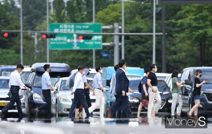 다음주 서울의 한낮 최고기온이 40도까지 치솟을 수 있다는 예측이 나왔다. 사진은 폭염주의보가 내려진 지난 14일 서울 영등포구 여의도환승센터 인근 도로에서 아지랑이가 피어오르는 모습. /사진=장동규 기자
