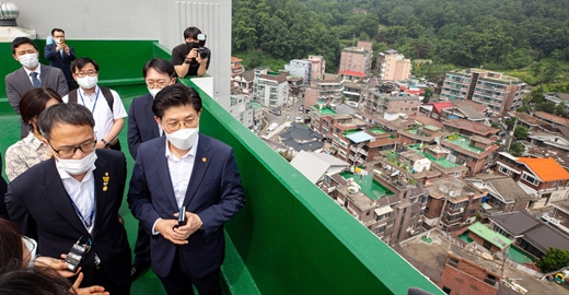 노형욱 국토교통부 장관이 지난 6월30일 서울 은평구 증산4구역을 방문해 도심 공공주택복합사업 후보지를 둘러보고 있다. /사진=뉴스1