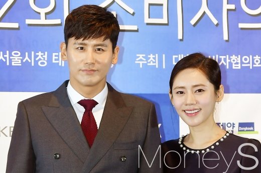 배우 추자현의 남편 우효광이 한 여성을 무릎에 앉히는 영상이 공개돼 논란의 중심에 섰다. /사진=임한별 기자