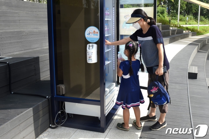 힐링냉장고 이용 모습(노원구제공)© 뉴스1