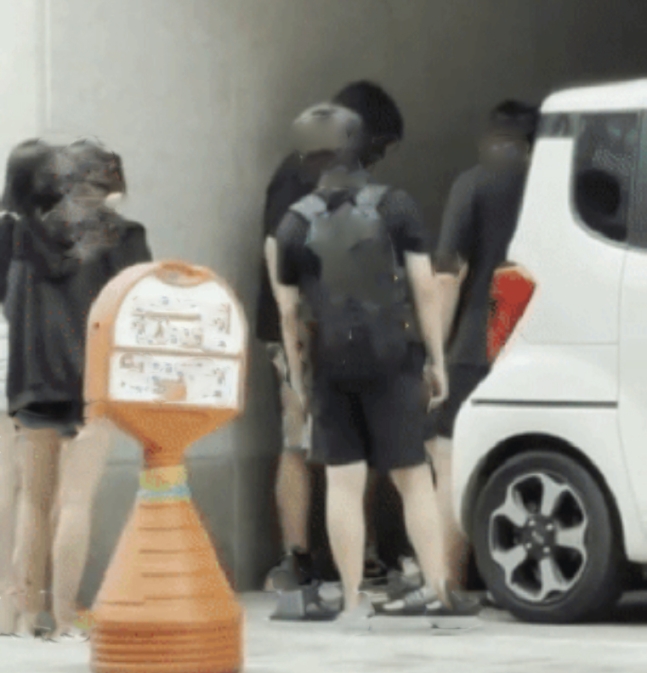 지난 13일 경기 고양시 일산동구 한 건물 주차장 앞에서 찍힌 중학생들의 학교폭력 정황이 담긴 영상 캡처 이미지./사진=SNS 캡처