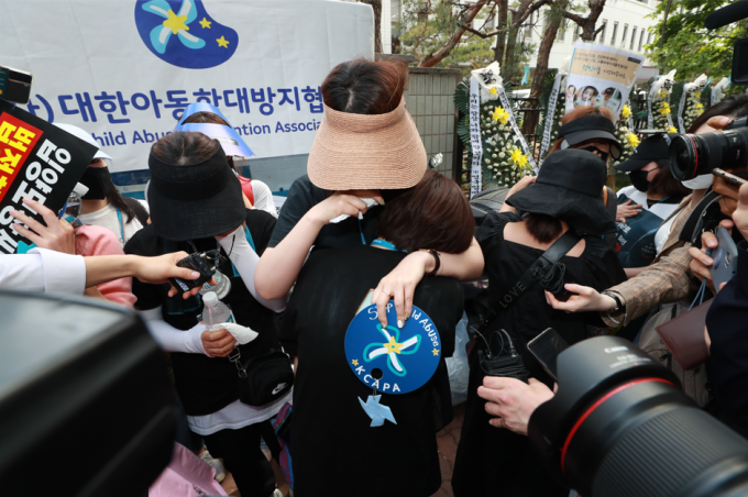 16개월 된 입양아 정인양을 학대해 숨지게 한 혐의를 받는 양부모의 1심 선고공판이 열린 지난달 14일 오후 양천구 서울남부지방법원 앞에서 시민들이 법원의 판결을 듣고 눈물을 흘리고 있다. /사진=뉴스1