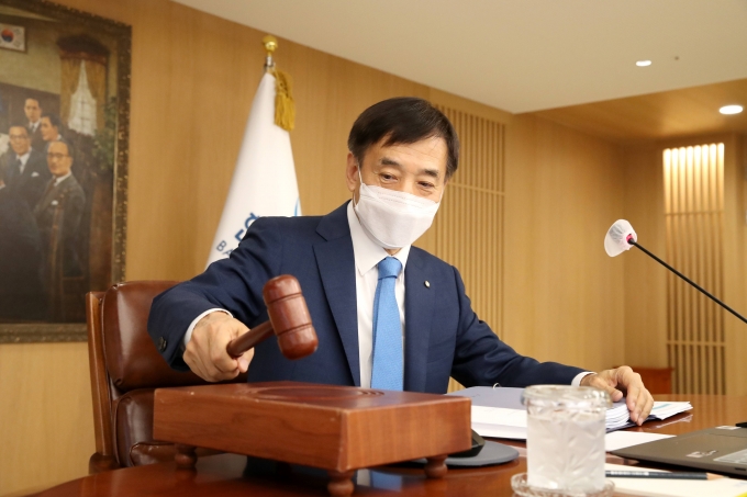 한국은행이 인플레이션 압력이 예상보다 높을 것이라는 전망을 내놨다. 사진은 지난 15일 이주열 한국은행 총재가 서울 중구 한국은행에서 열린 금융통화위원회 본회의에서 의사봉을 두드리는 모습./사진=한국은행