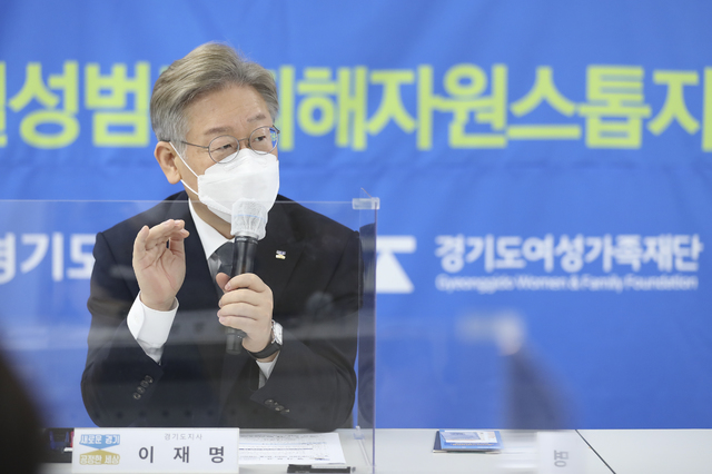 지난 19일 오전 경기도인재개발원 도서관동 3층 소재 경기도 디지털성범죄 피해자 원스톱 지원센터를 방문한 이재명 경기도지사가 센터 시설을 둘러보고 있다./사진=경기도 