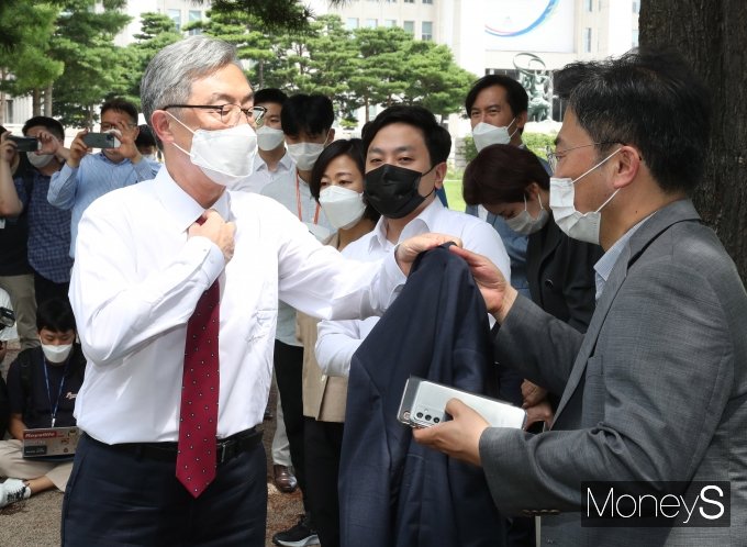 [머니S포토] 간담회에 앞서 자켓 벗는 최재형