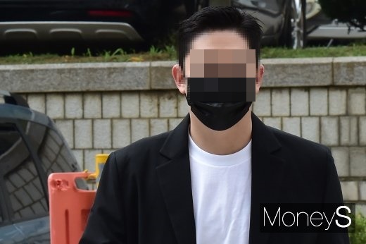 가수 고 구하라의 전 연인 최종범씨(29)가 지난해 7월 서울 서초동 서울중앙지방법원에서 진행된 항소심 선고공판에 출석한 모습이다. /사진=임한별 기자