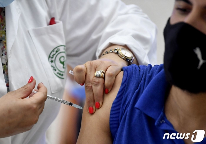 튀니지에서 시노팜 백신이 접종되고 있다. © AFP=뉴스1