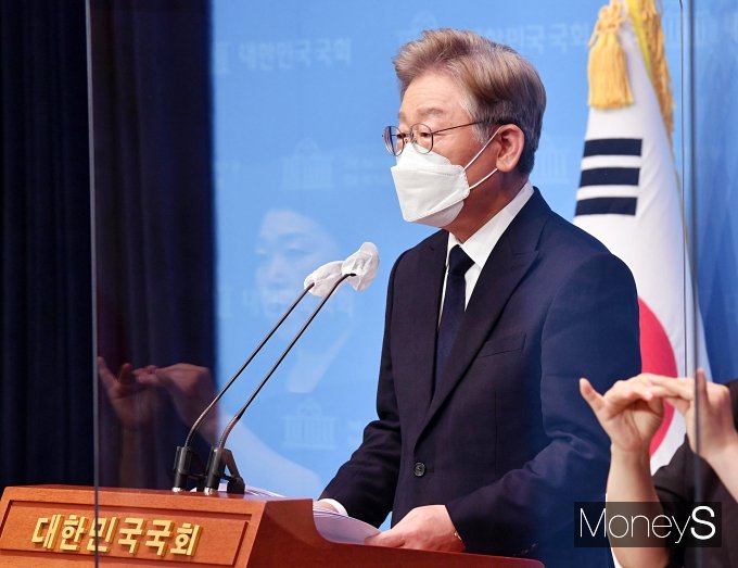 더불어민주당 대권주자인 이재명 경기도지사가 22일 서울 여의도 국회 소통관에서 2차 기본소득 정책을 발표하고 있다. / 사진=공동취재사진
