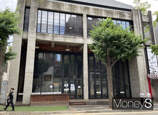 서울 강남구 신사동 가로수길의 랜드마크로 꼽히던 카페 커피스미스 가로수길점은 7월 초 영업을 중지했다. /사진=강수지 기자