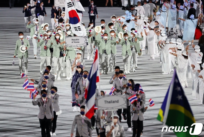 [사진] 도쿄올림픽 개막식장 들어서는 대한민국 선수단