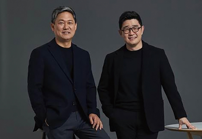 김성수(59·사진)·이진수(48·사진) 카카오엔터테인먼트(카카오엔터) 공동대표가 멜론컴퍼니(멜론)와 합병을 결정하면서 향후 글로벌 종합 콘텐츠사업자로서의 행보에 관심이 모아진다. /사진제공=카카오엔터테인먼트