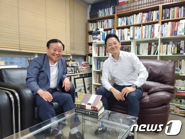 김재원 국민의힘 최고위원이 장성민 전 의원과 만나는 모습. © 뉴스1