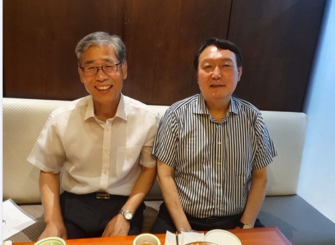 윤석열 전 검찰총장을 만난 신평 변호사(왼쪽)는 윤 전 총장의 그릇 크기에 반했다며 지지를 선언했다. (페이스북 갈무리)  © 뉴스1