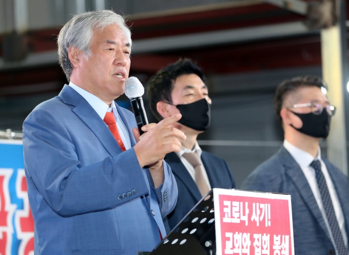 사랑제일교회가 정부의 지침을 어기고 또 다시 대면예배를 해 물의를 빚고 있다. 사진은 전광훈 목사가 지난 14일 오전 서울 성북구 사랑제일교회 앞에서 국민특검전국변호사단과 긴급 공동기자회견을 하던 모습. /사진=뉴시스 전진환 기자