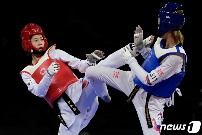 여자 태권도 이아름(왼쪽). © AFP=뉴스1