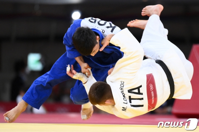 [사진] 유도 남자 66kg 안바울 업어치기로 동메달