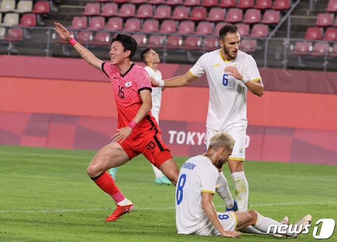 대한민국 황의조가 25일 오후 일본 이바라기현 가시마 스타디움에서 열린 '2020 도쿄올림픽' 남자축구 조별리그 B조 2차전 대한민국과 루마니아의 경기에서 루마니아 마리우스 마린이 자책골을 넣자 좋아하고 있다. 2021.7.25/뉴스1 © News1 이재명 기자