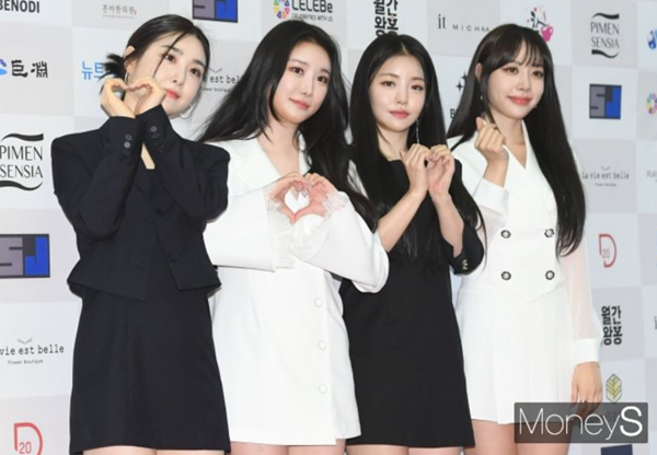 브레이브걸스 소속사가 최근 논란이 되고 있는 팬매니저 갑질, 굿즈 취소 반품 문제 등에 대해 사과했다. 사진은 브레이브걸스가 지난 5월20일 시상식에서 포즈를 취하는 모습. /사진= 장동규 기자 