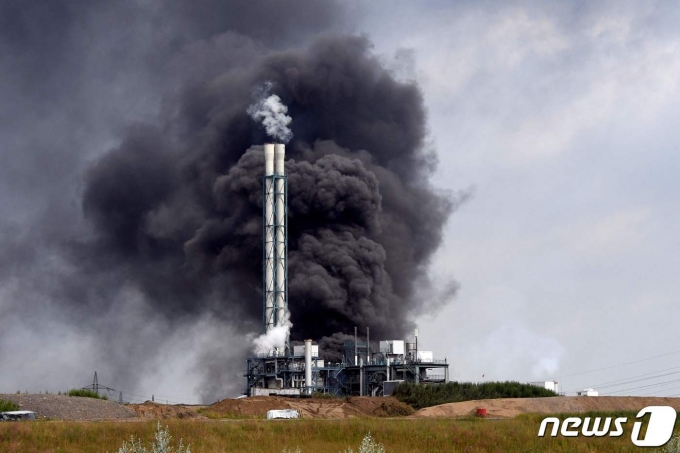 독일 서부 레버쿠젠에 위치한 화학공단에서 폭발 사고가 발생한 2021년 7월 27일 검은 여기가 피어오르는 모습. © AFP=뉴스1 © News1 최서윤 기자