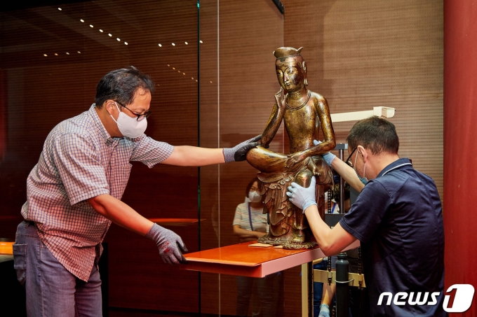 수장고로 이동중인 반가사유상&copy; 뉴스1