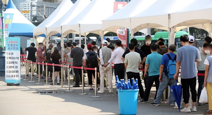 코로나19 일일 확진자 수가 28일 0시 기준 1896명을 기록했다. 사진은 지난 27일 서울 중구 서울역광장에 마련된 임시선별진료소에서 코로나19 검사를 기다리는 시민 모습. /사진=뉴스1