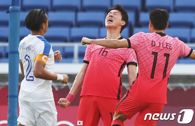 대한민국 황의조가 28일 오후 일본 요코하마 국제경기장에서 열린 '2020 도쿄올림픽' 조별리그 B조 3차전 대한민국과 온두라스의 축구 경기에서 패널트킥을 성공시킨 후 기뻐하고 있다. 2021.7.28/뉴스1 © News1 이재명 기자