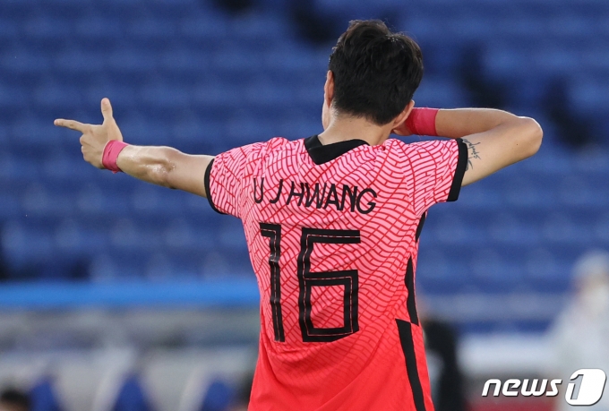 대한민국 황의조가 28일 오후 일본 요코하마 국제경기장에서 열린 '2020 도쿄올림픽' 조별리그 B조 3차전 대한민국과 온두라스의 축구 경기에서 패널트킥을 성공시킨 후 양궁 세리머니를 하고 있다. 2021.7.28/뉴스1 © News1 이재명 기자