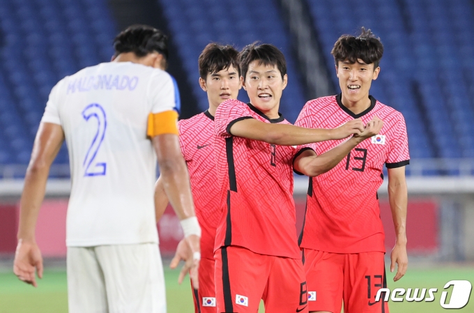 대한민국 이강인이 28일 오후 일본 요코하마 국제경기장에서 열린 '2020 도쿄올림픽' 조별리그 B조 3차전 대한민국과 온두라스의 축구 경기에서 골을 넣은 후 동료 선수들과 기뻐하고 있다. 2021.7.28/뉴스1 © News1 이재명 기자