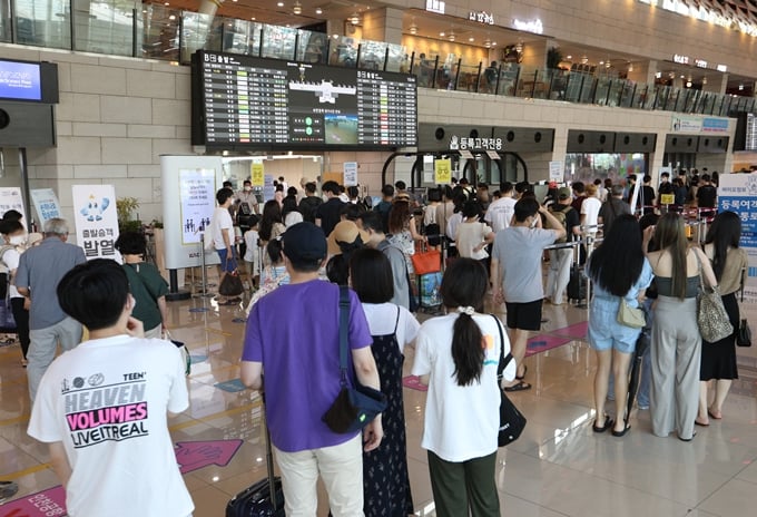 29일 0시 기준 제주 게스트하우스발 확진자가 28명으로 늘어나는 등 제주도의 신종 코로나바이러스 감염증(코로나19) 확산세가 심상치 않다. 사진은 지난 18일 국내 여행을 떠나기 위해 서울 강서구 김포공항을 찾은 시민 모습. /사진=뉴스1