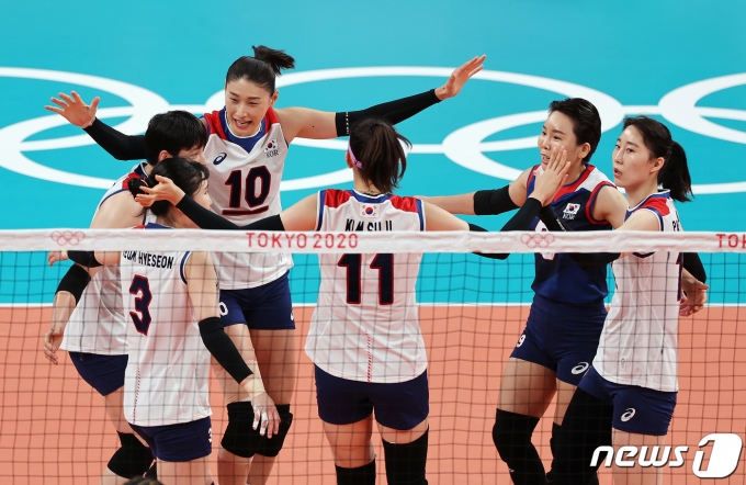 배구 김연경을 비롯한 선수들이 29일 오전 일본 도쿄 아리아케 아레나에서 열린 '2020 도쿄올림픽' 여자 배구 A조 조별리그 3차전 대한민국과 도미니카공화국의 경기에서 득점에 성공한 후 기뻐하고 있다. 2021.7.29/뉴스1 © News1 이재명 기자