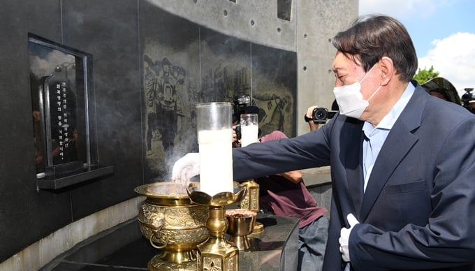 윤석열 전 검찰총장이 지난 27일 이한열 열사 관련 조형물을 보고 ‘부마항쟁’을 언급해 역사 인식 논란이 일고 있다. 사진은 지난 27일 부산 중구 민주공원을 참배하는 윤 전 총장. /사진=뉴스1(부산사진공동취재단)