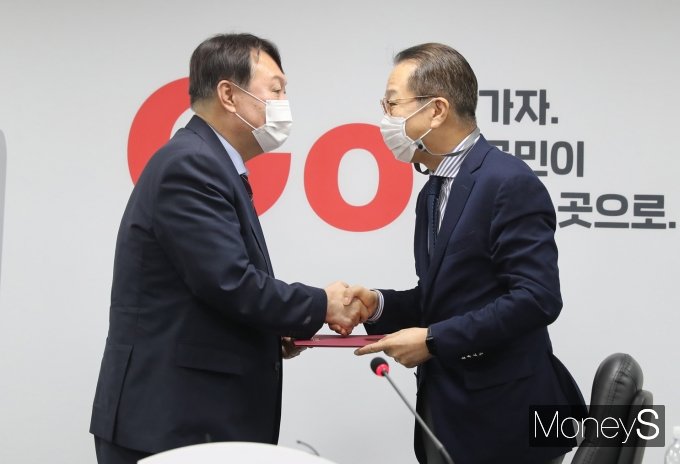 [머니S포토] 윤석열 '국민의힘 입당원서 제출'