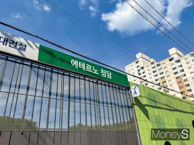 지난 2월 가수 겸 배우 아이유가 단층 1가구를 130억원에 분양 받아 화제를 모은 서울 강남구 청담동 '에테르노 청담'이 공사를 진행하고 있다. /사진=강수지 기자