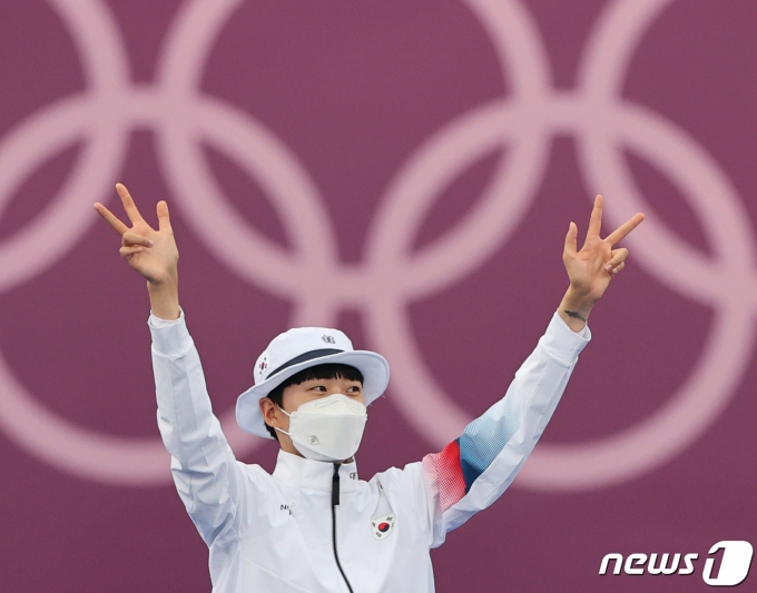 양궁 안산이 30일 일본 도쿄 유메노시마 공원 양궁장에서 열린 '2020 도쿄올림픽' 여자 개인전 시상식에서 손가락으로 '3관왕'을 표시하고 있다. 2021.7.30/뉴스1 © News1 송원영 기자