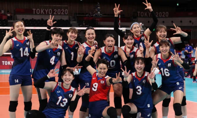 여자 배구 대표팀이 한일전에서 짜릿한 역전승으로 8강에 직행하며 무더위를 날렸다. /사진=뉴스1 송원영 기자