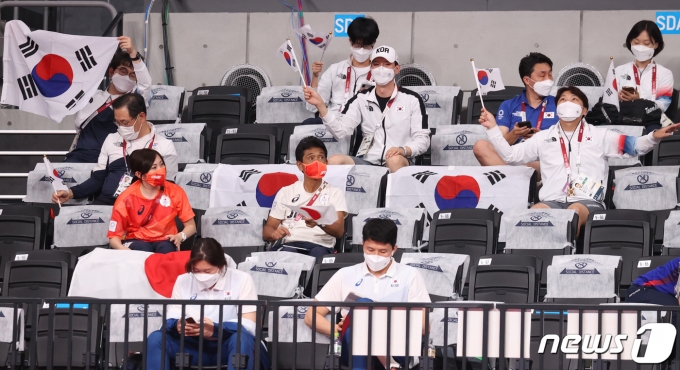 [사진] 올림픽 배구 한일전 '응원도 이겼다'