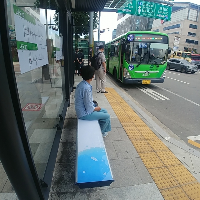 서리풀 쿨링의자(서초구 제공).© 뉴스1