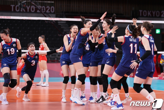 배구 김연경을 비롯한 선수들이 4일 오전 일본 도쿄 아리아케 아레나에서 열린 '2020 도쿄올림픽' 여자 배구 8강 대한민국과 터키의 경기에서 세트 스코어 3대2로 승리를 거둔 후 기뻐하고 있다. 2021.8.4/뉴스1 © News1 이재명 기자