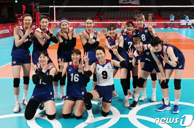 배구 김연경을 비롯한 선수들이 4일 오전 일본 도쿄 아리아케 아레나에서 열린 '2020 도쿄올림픽' 여자 배구 8강 대한민국과 터키의 경기에서 세트 스코어 3대2로 승리를 거둔 후 4강 진출을 의미하는 숫자 4모양으로 기념촬영을 하고 있다. 2021.8.4/뉴스1 © News1 이재명 기자