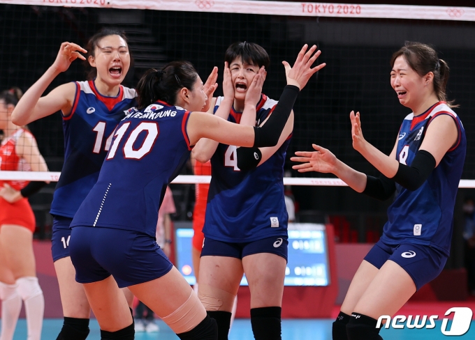 배구 김연경을 비롯한 선수들이 4일 오전 일본 도쿄 아리아케 아레나에서 열린 '2020 도쿄올림픽' 여자 배구 8강 대한민국과 터키의 경기에서 세트 스코어 3대2로 승리를 거둔 후 기뻐하고 있다. 2021.8.4/뉴스1 © News1 이재명 기자