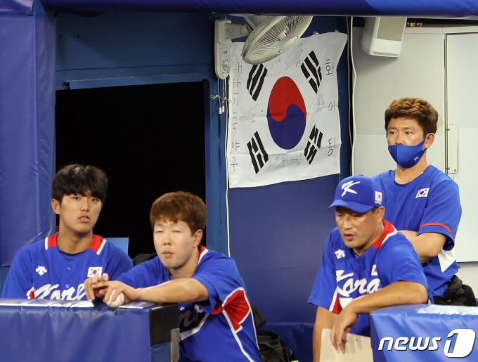4일 오후 일본 요코하마 스타디움에서 열린 '2020 도쿄올림픽' 대한민국과 일본의 경기에서 대한민국 덕아웃에 야구 대표팀을 응원하는 문구가 적힌 태극기가 걸려 있다. 2021.8.4/뉴스1 © News1 이재명 기자