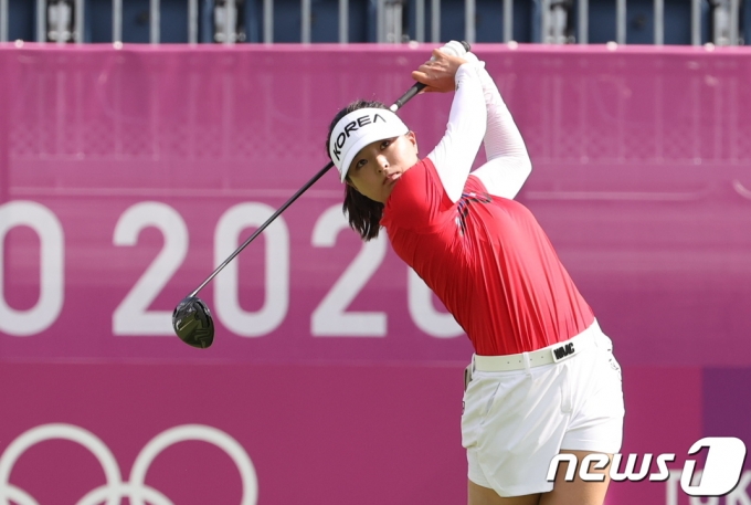 고진영이 4일 일본 사이타마현 가스미가세키 컨트리클럽에서 열린 '2020 도쿄올림픽' 여자 골프 1라운드에서 샷을 하고 있다. 2021.8.4/뉴스1 © News1 송원영 기자