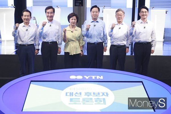 지난 4일 더불어민주당 대선주자들이 ' 대선 경선 후보 TV 토론회'에서 자신의 10대 시절을 소개했다. 정세균 전 총리, 이낙연 전 대표, 추미애 전 장관, 김두관 의원, 이재명 경기지사, 박용진 의원(왼쪽부터)이 4일 YTN 스튜디오에서 열린 더불어민주당 대선 경선 2차 TV 토론회에 참석한 모습./사진= 임한별 기자
