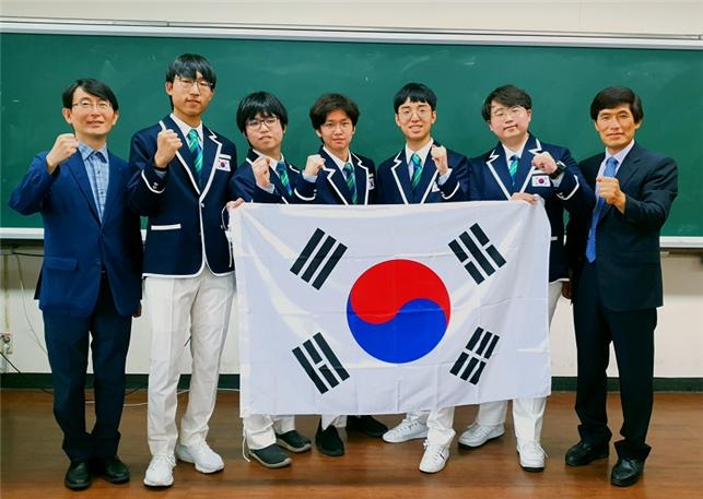 제51회 국제물리올림피아드에 참가한 한국 대표단이 기념촬영을 하고 있다. (왼쪽부터) 전건상 부단장(이화여대), 김경민(서울과학고 3), 박지우(서울과학고 3), 박상연(서울과학고 3), 여승현(한국과학영재학교 3), 신동찬(경기과학고 3) ,이무희 단장(건국대학교). /사진제공=한국과학창의재단